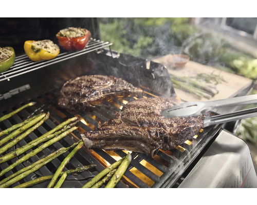 Barbecue avec steaks, asperges et poivrons farcis