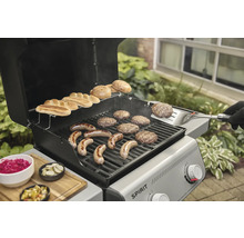 Barbecue à gaz avec saucisses, hamburgers et petits pains sur la grille