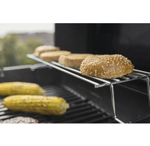 Petits pains à hamburger et épis de maïs sur une grille de barbecue.