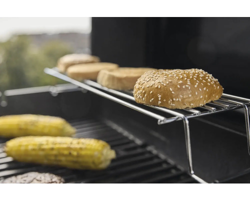 Petits pains à hamburger et épis de maïs sur une grille de barbecue.