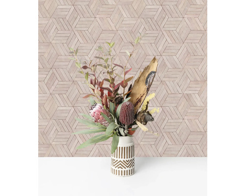 Arrangement floral dans un vase à motifs géométriques