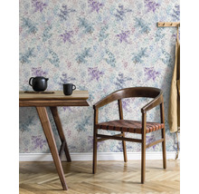 Heller Raum mit Tisch, Stuhl und Blumentapete