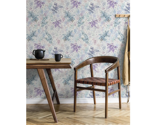 Heller Raum mit Tisch, Stuhl und Blumentapete