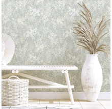 Dekorativer Raum mit floraler Tapete, Bank, Korb und Vase mit Ziergras.