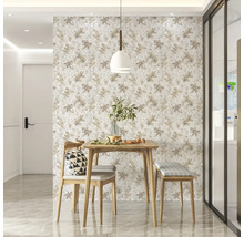 Heller Essbereich mit Holztisch, Stuhl und Bank vor gemusterter Tapete.