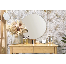 Dekorativer Schminktisch mit rundem Spiegel, Blumenstrauß und Make-up Zubehör