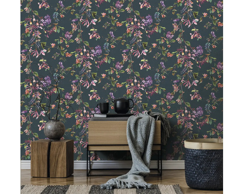 Raumgestaltung mit Blumentapete, Kommode, Dekoration und Teppich