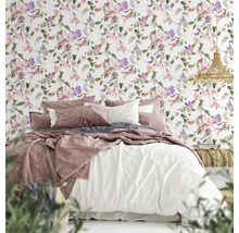 Schlafzimmer mit Bett und floraler Tapete