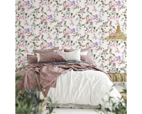 Schlafzimmer mit Bett und floraler Tapete