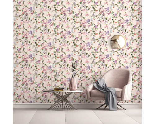 Dekoratives Wohnzimmer mit floraler Tapete, Sessel und Beistelltisch.