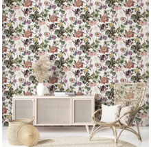 Dekoriertes Zimmer mit Blumentapete, Kommode, Rattansessel und Körben