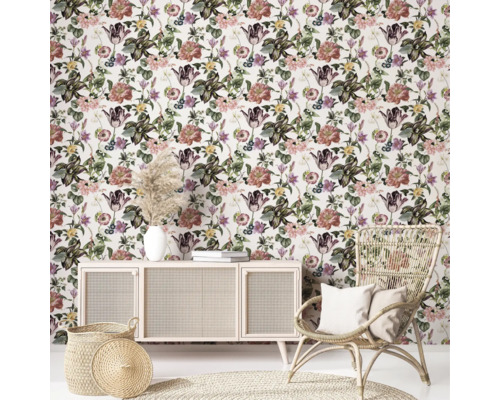 Dekoriertes Zimmer mit Blumentapete, Kommode, Rattansessel und Körben