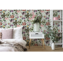 Schlafzimmer mit floraler Tapete, Nachttisch und Regal