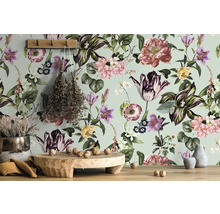 Dekorative Tapete mit Blumenmuster in einem hellen Raum