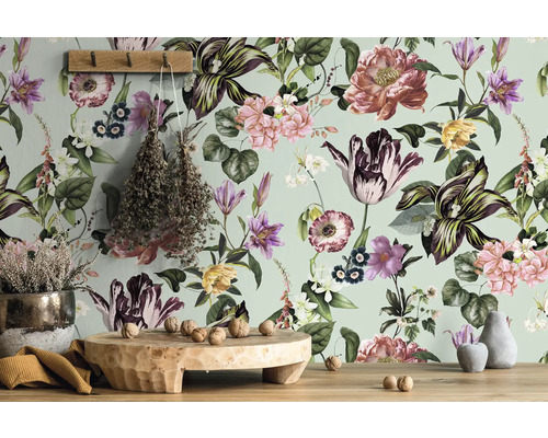 Dekorative Tapete mit Blumenmuster in einem hellen Raum