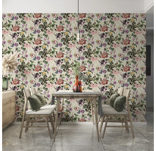 Salle à manger décorative avec papier peint à fleurs, table en bois et chaises.