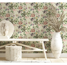 Scène avec papier peint à motifs floraux, banc, panier et vase avec graminées ornementales