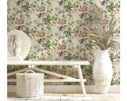 Scène avec papier peint à motifs floraux, banc, panier et vase avec graminées ornementales