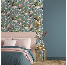 Dekoratives Schlafzimmer mit floraler Tapete, Bett und Beistelltisch.