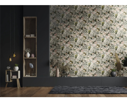 Salon avec papier peint à motifs floraux et parquet