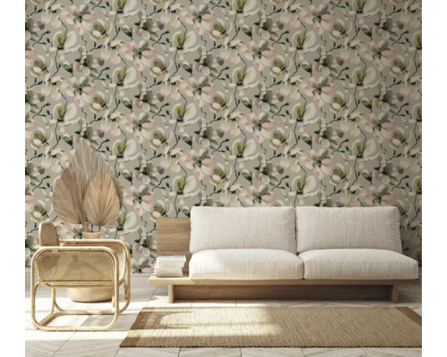 Salon avec papier peint fleuri, canapé et fauteuil en rotin