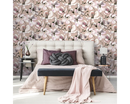 Schlafzimmer mit Magnolienmuster Tapete, Bett und Beistelltischen.