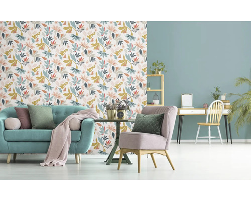 Wohnzimmer mit Sofa, Sessel, Schreibtisch und floraler Tapete