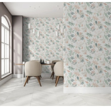 Esszimmer mit floral gemusterter Tapete, Esstisch und Stühlen.