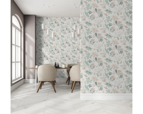 Esszimmer mit floral gemusterter Tapete, Esstisch und Stühlen.