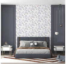 Schlafzimmer mit Bett, Nachttischen, Tapete mit Blättermuster und dekorativen Elementen