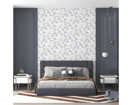 Schlafzimmer mit Bett, Nachttischen, Tapete mit Blättermuster und dekorativen Elementen