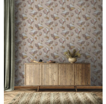 Vue d''une pièce avec papier peint fleuri, commode en bois et tapis