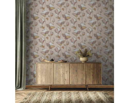 Vue d''une pièce avec papier peint fleuri, commode en bois et tapis