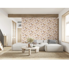 Salon avec canapé d''angle, table basse et papier peint floral