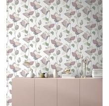 Dekoratives Wohnzimmer mit Blumentapete und rosa Kommode