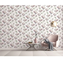 Wohnraum mit Blumentapete, Sessel und Beistelltisch