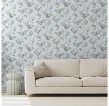 Wohnraum mit gemusterter Tapete, Sofa und Beistelltisch