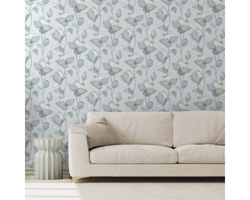 Wohnraum mit gemusterter Tapete, Sofa und Beistelltisch