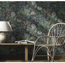 Dekorative Zimmergestaltung mit floraler Tapete, Lampe, Buch und Stuhl