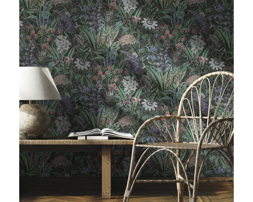 Dekorative Zimmergestaltung mit floraler Tapete, Lampe, Buch und Stuhl