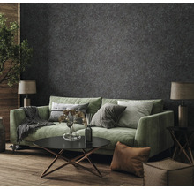 Wohnzimmer mit grüner Couch, Couchtisch und gemusterter Tapete