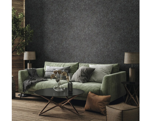 Wohnzimmer mit grüner Couch, Couchtisch und gemusterter Tapete