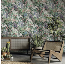 Dekorative Wohnraumszene mit botanischer Tapete, Schrank, Stuhl und Zimmerpflanzen