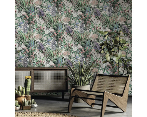 Dekorative Wohnraumszene mit botanischer Tapete, Schrank, Stuhl und Zimmerpflanzen