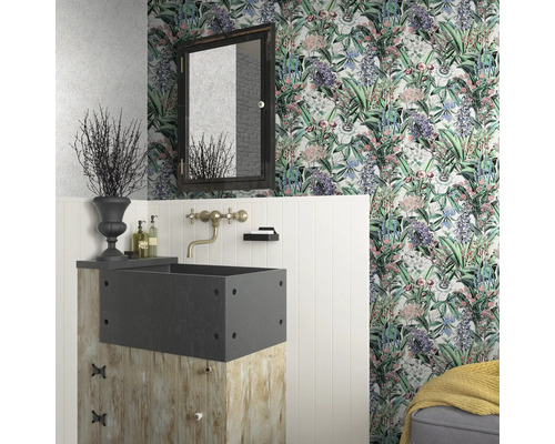 Badezimmer mit Waschbecken, Spiegel und floraler Tapete