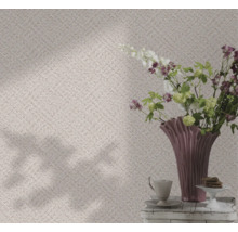 Tapete mit Fischgrätmuster im Raum mit Blumenarrangement