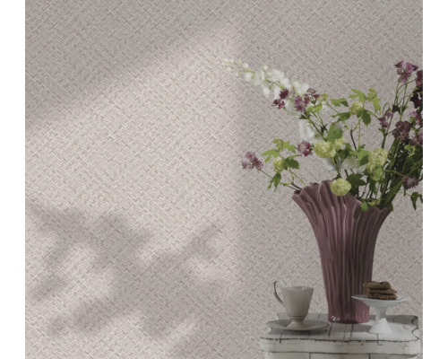 Tapete mit Fischgrätmuster im Raum mit Blumenarrangement