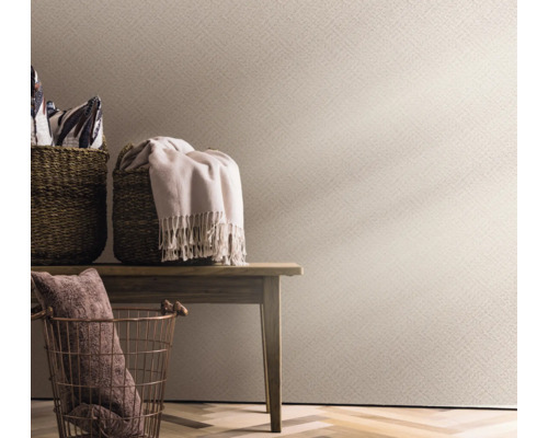 Szene mit gemusterter Tapete, Holzboden und dekorativen Körben auf einem Holztisch.