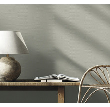 Papier peint à motifs dans le salon avec lampe, banc et chaise