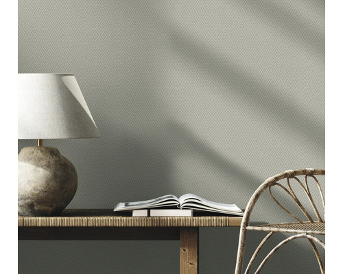 Papier peint à motifs dans le salon avec lampe, banc et chaise